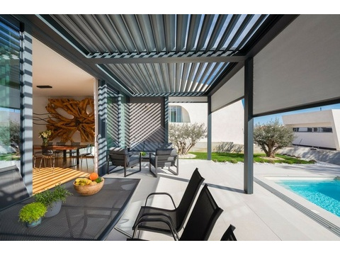 Überdachte Terrasse mit Esstisch am Pool