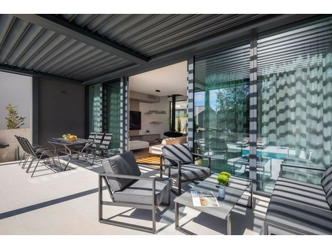 Terrasse unter der Pergola mit Lounge