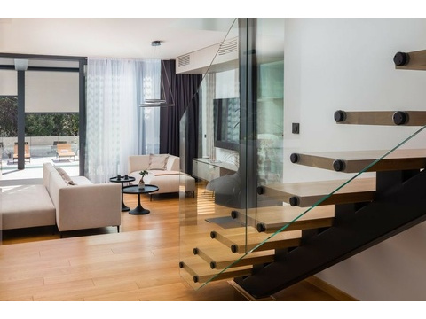 Schwebende Treppe mit Glasgeländer