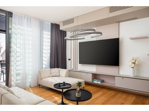 Wohnzimmer mit Fernseher und Pendelleuchte