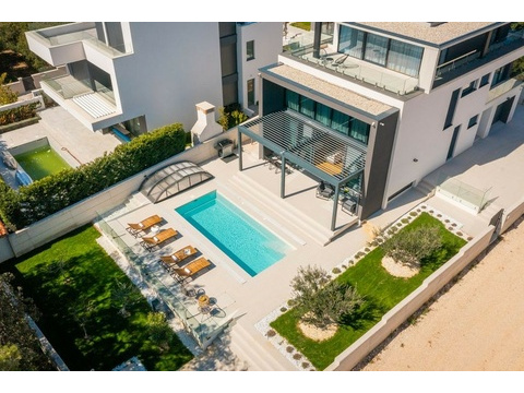 Luftbild der Villa mit Pool und Garten