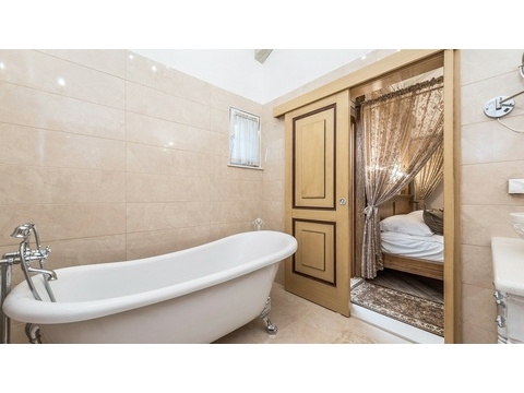 Badezimmer mit freistehender Badewanne