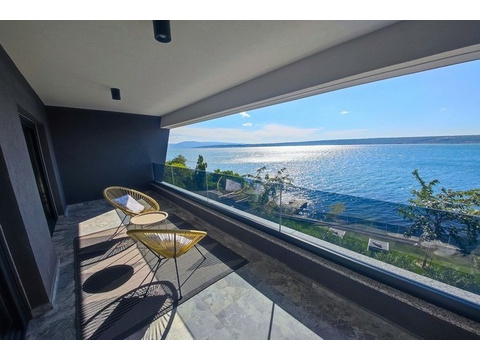 Loggia mit Sesseln und Blick auf das Meer