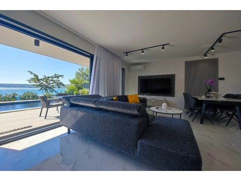 Wohnzimmer mit Ecksofa und Blick auf das Meer