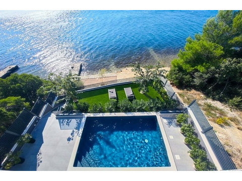 Villa am Meer mit Pool in Posedarje