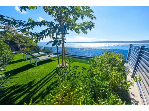 Rasenterrasse mit Baum und Meerblick