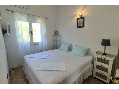 Schlafzimmer mit Nachttisch und Fenster