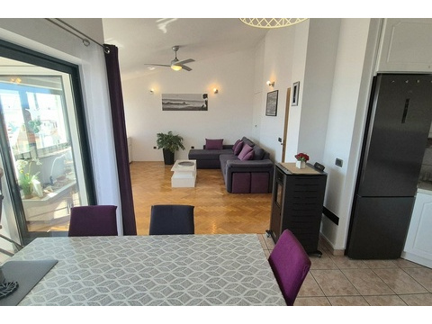 Wohnzimmer mit Ecksofa und Essbereich
