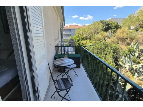 Balkon mit Bistrotisch und Blick ins Grüne