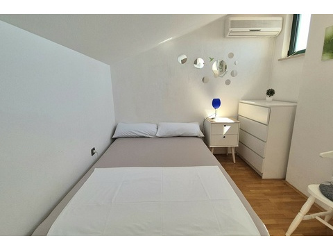 Schlafzimmer mit Kommode