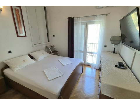 Schlafzimmer mit Doppelbett und Balkontür