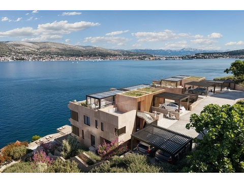 Dachterrassen mit Blick auf Trogir und das Meer