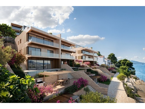Vorderes Wohnhaus mit Terrassen und Gartenflächen