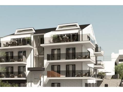 Fassade mit Balkonen und Fensterläden