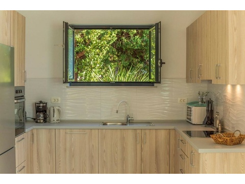 Küche mit Holzfronten und Fenster