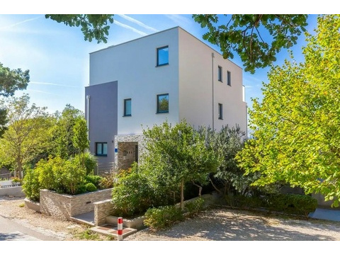 Moderne Villa am Hang mit Garten