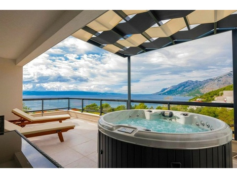 Whirlpool auf der überdachten Terrasse mit Meerblick