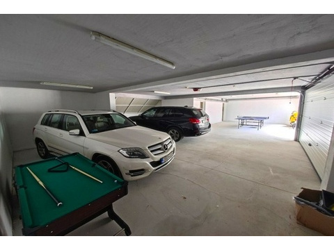 Garage mit Platz für mehrere Autos