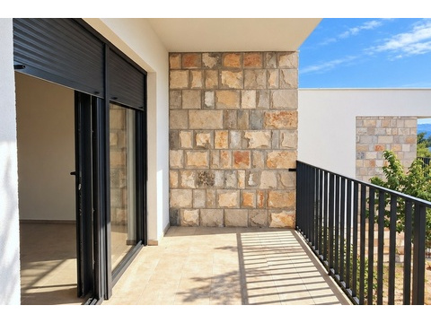 Balkon mit Natursteinwand