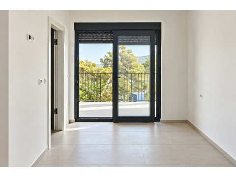 Schlafzimmer mit Tür zum Balkon