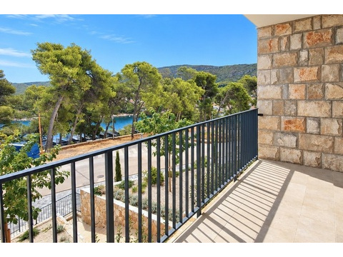 Balkon mit Blick durch die Pinien auf das Meer