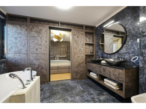 Badezimmer mit Badewanne und Doppelwaschtisch