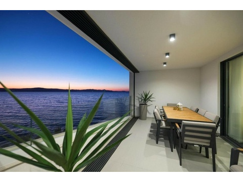 Loggia mit Esstisch und Blick auf das Meer