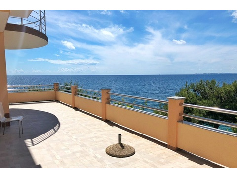 Große Terrasse mit Meerblick