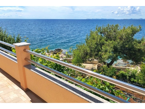 Balkon mit Blick auf Pinien und Meer