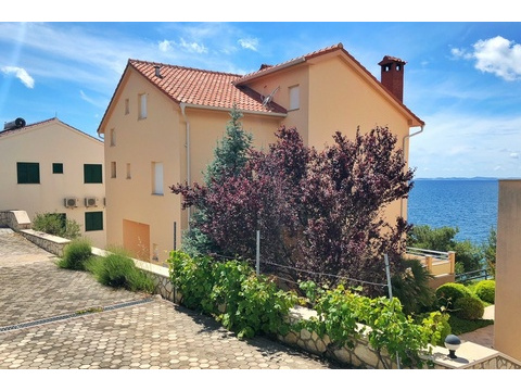 Haus mit Garten und gepflastertem Hof