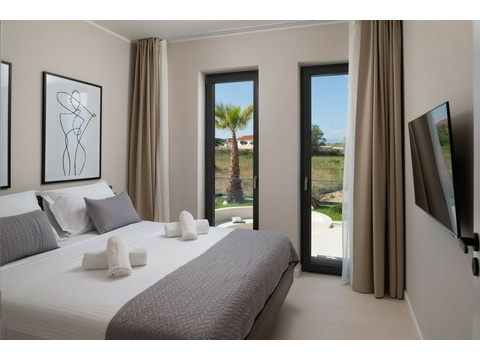 Schlafzimmer mit Tür zur Terrasse