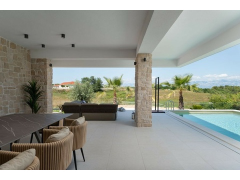 Überdachte Lounge am Pool