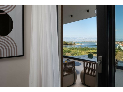 Terrasse mit Sesseln und Blick auf das Meer