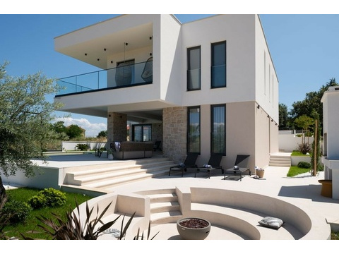 Moderne Villa mit Pool und Sitzecke im Garten