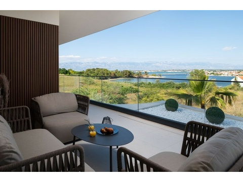 Villa mit Meerblick und Pool in Zadar