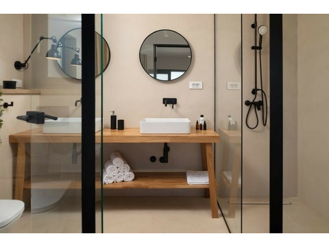 Badezimmer mit Holzwaschtisch