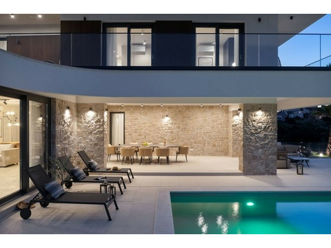 Beleuchteter Pool am Abend