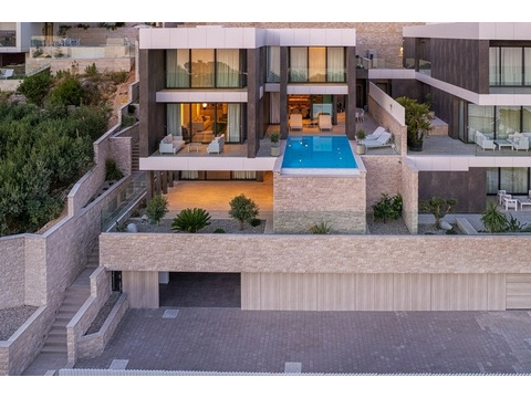 Villa mit Pool und Garage von vorne