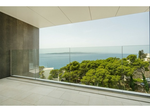 Balkon mit Glasgeländer und Meerblick