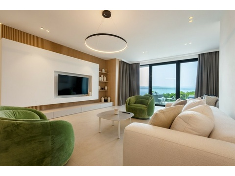 Wohnzimmer mit Sofa und Glasfront