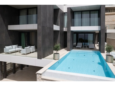 Pool auf der Terrasse der Villa