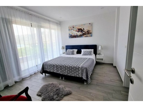 Schlafzimmer mit großem Fenster