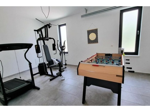 Raum mit Fitnessgeräten und Kicker