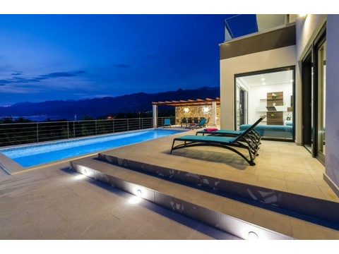 Pool am Abend vor dem Haus
