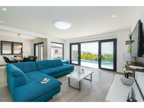 Wohnzimmer mit Glasfront zum Pool