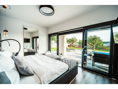 Schlafzimmer mit Blick in den Garten