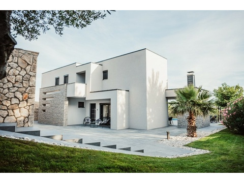 Moderne Villa mit Rasen und Steinfassade