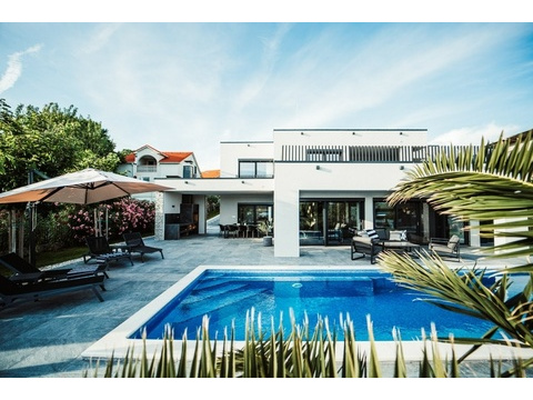 Villa mit Pool und Palmen