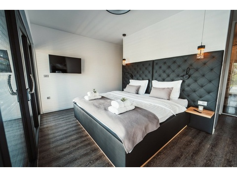 Schlafzimmer mit gepolstertem Kopfteil