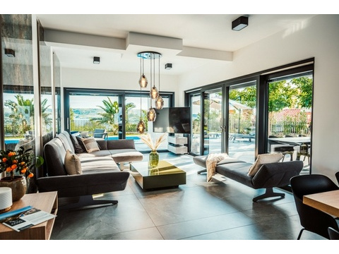 Wohnzimmer mit Sofa und Glasfront